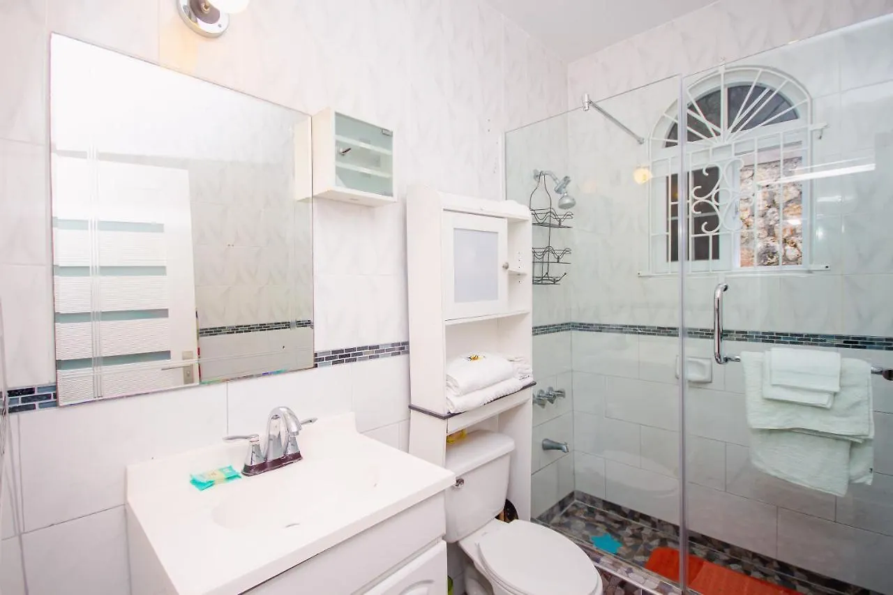 Aparthotel Columbus Heights Ocho Rios Ocean View Sleeps1-2 Person 0*,  Jamajka